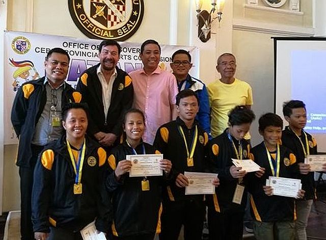 Officials of the Cebu Provincial Sports Commission, led by chairman Michel Lhuillier (2nd from leftt, back row), pose with some of the province’s medalists in last December’s Batang Pinoy National Finals during a recognition program yesterday at the Cebu Capitol. (CDN PHOTO/CHRISTIAN MANINGO)