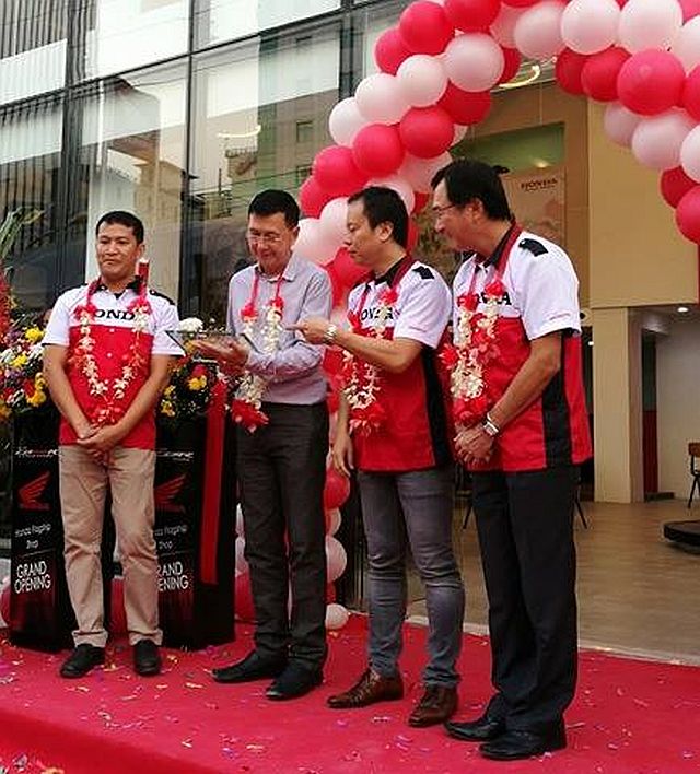 Du Ek Sam president Wilson Du (second from left) recieves a wall marker from Honda president Daiki Mihara. They are joined by dealer development dept. of Honda Philippines section head Elmer Fernandosection (leftmost) and Asian-Honda director and general manager Hiroaki Funami. (CDN PHOTO/CHRISTIAN MANINGO)