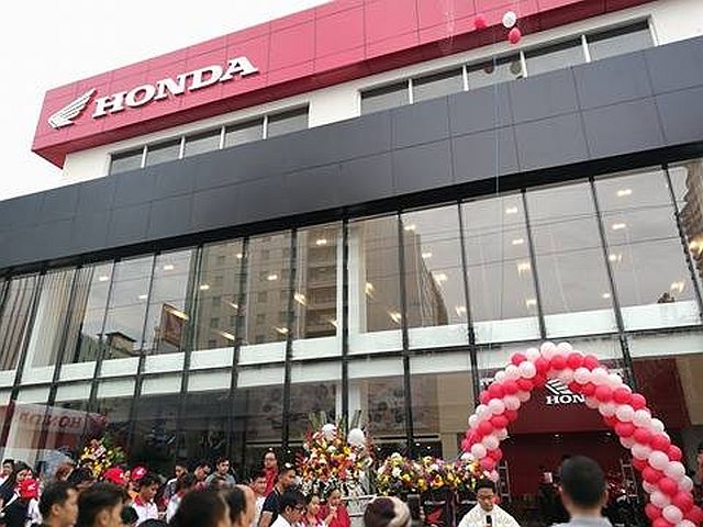 The country's first ever Honda flagship shop is located along Salinas Drive in Lahug, Cebu City. (CDN PHOTO/CHRISTIAN MANINGO)