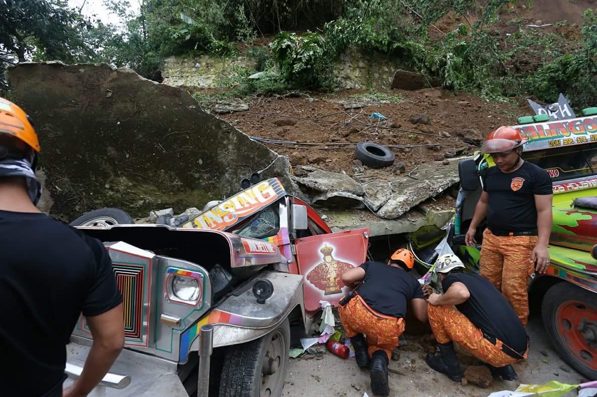 Bureau of Fire Rescue Team start searching for survivors or victims in a landslide at Sitio Garaje, Upper Busay in Cebu City. (CDN PHOTO/JUNJIE MENDOZA)