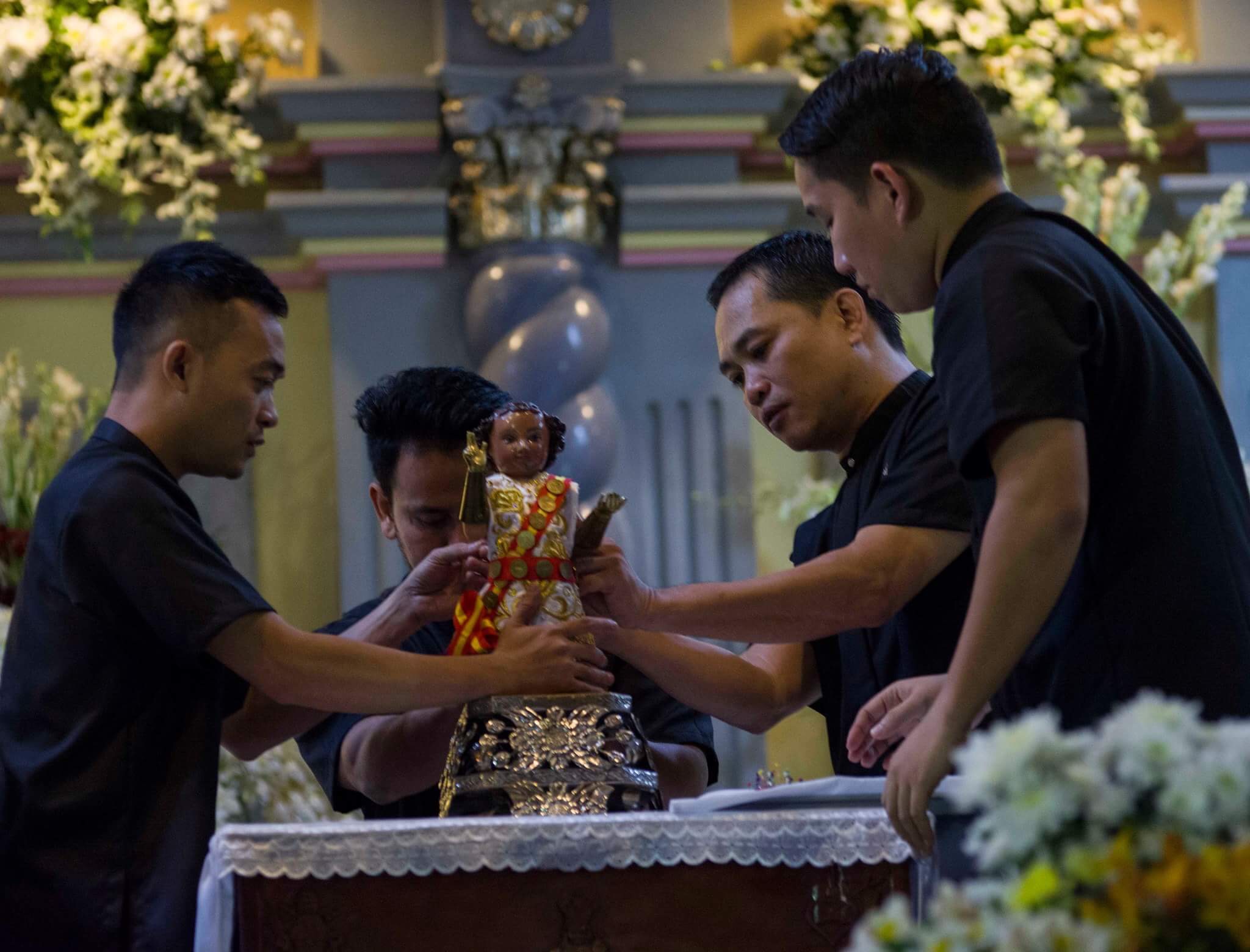 A replica of the original Sto. Niño image was stripped of its fiesta clothes, given a ritual bath, and fitted with simpler garments. (CDN PHOTO/CHRISTIAN MANINGO)