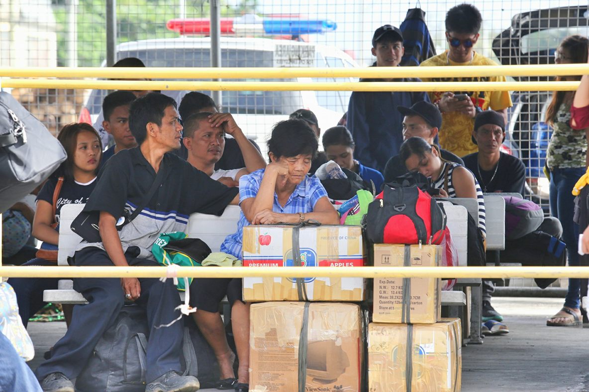 Gale warning issued by the weather bureau affect trips in Cebu on Tuesday. (CDN PHOTO/ JUNJIE MENDOZA) 