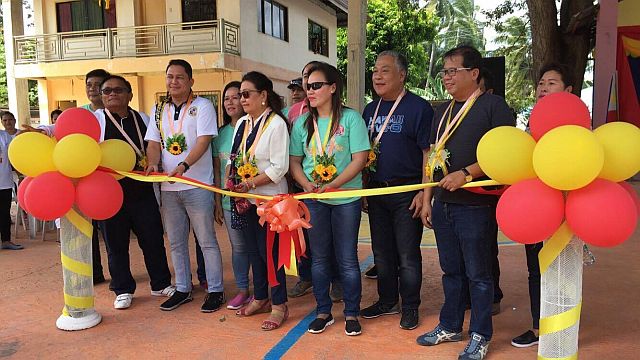 Gov. Hilario Davide III (3rd from right) and Vice Gov. Agnes Magpale (5th from right) led the ribbon-cutting ceremony of one of the projects in Malabuyoc. (CDN PHOTO/IZOBELLE T. PULGO)