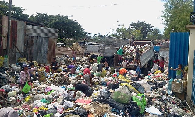  A road towards the interior portion of a garbage transfer station in Barangay Mactan  was cleared of trash on Thursday after residents complained of the stench which had gotten some of their children sick. (CDN PHOTO/NORMAN MENDOZA)