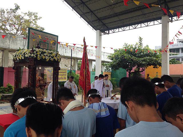 Fr. Pacifico “Jun” Nohara Jr. celebrates Mass at the Operation Second Chance facility in Barangay Kalunasan, Cebu City. The activity was part of the Cebu City jail visit of the image of the Sto. Nino, which is also part of the activities of the Fiesta Señor. (CDN PHOTO/NESTLE SEMILLA). 