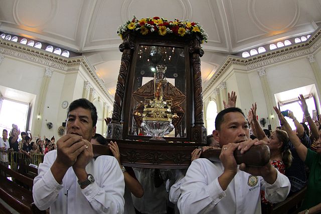  The image of the Señor Sto. Niño arrives at the National Shrine of St. Joseph in Mandaue City where hundreds of devotees welcome the sacred image during the Traslacion. (CDN PHOTO/FERDINAND R. EDRALIN). 
