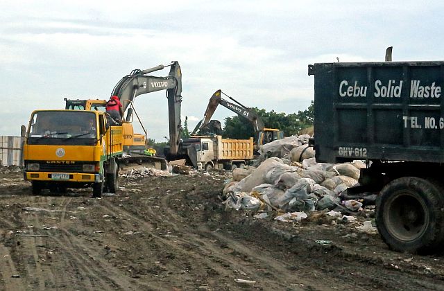  The Cebu City government has stopped dumping garbage at the South Road Properties. Instead, it has found a temporary transfer area near the Inayawan landfill provided by Jomara Konstruckt. (CDN PHOTO/LITO TECSON)