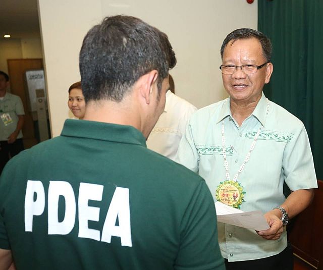 Director General Isidro Lapeña of the Philippine Drug Enforcement Agency (PDEA) gives a citation to a PDEA-7 agent, recognizing the agent’s contribution to the anti-drug campaign at the regional drug agency’s office. (CDN PHOTO/LITO TECSON)