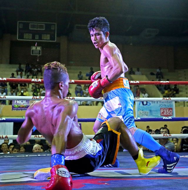 Melvin “Gringo” Jerusalem floors Jonathan Refugio in their match under the Idol 2 boxing fightcard at the Mandaue City Sports and Cultural Complex in July last year. (CDN FILE PHOTO).