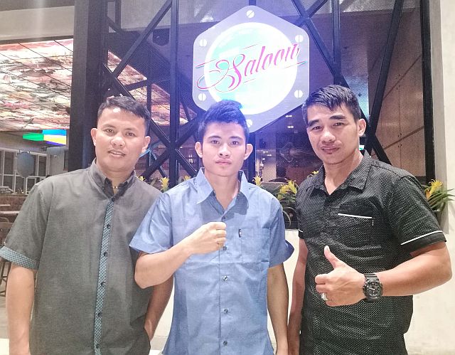 Melvin “Gringo” Jerusalem (center) poses with trainers Edito Villamor (left) and Michael Domingo after they sat with some sportswriters in a dinner on Thursday  where the ALA Gym stalwart talked about his upcoming world title fight in Thailand. (CDN PHOTO/CHRISTIAN MANINGO)