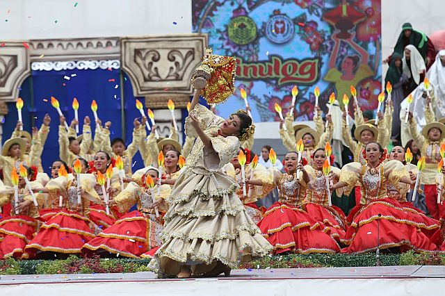 Talisay City Division dancers perform on stage with Christmas celebration as the main theme. (CDN PHOTO/JUNJIE MENDOZA)