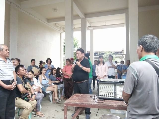 Cebu City mayor Tomas Osmeña told residents of Barangay Apas in Cebu City that they can ask for assistance from the city government anytime. (CDN PHOTO/JHEYSEL TANGARO)
