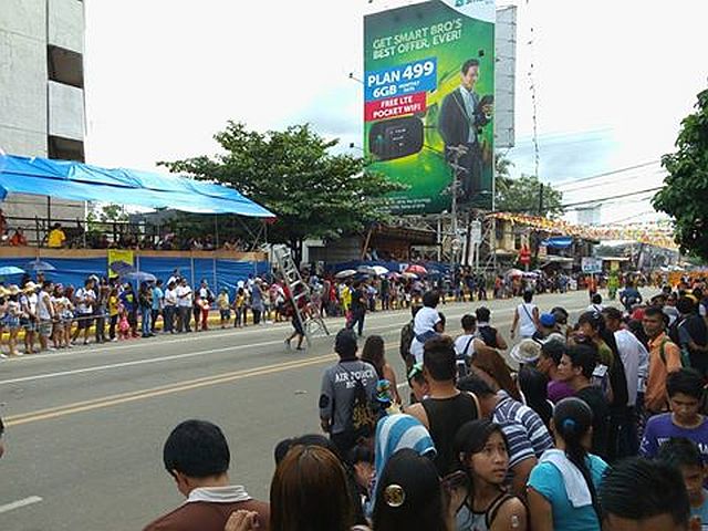 A quarter before 10 a.m., revelers have started to fill the sidewalks along Gen. Maxilom Ave. (CDN PHOTO/VICTOR ANTHONY V. SILVA)