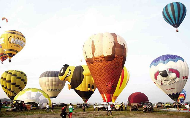 Hot air balloons get ready to take to the skies in this 2014 edition of the Hot Air Balloon Fiesta in Pampanga province in Central Luzon. (INQUIRER FILE PHOTO)