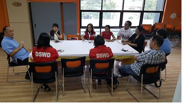 DSWD Undersecretary Mae Fe Templa shares to the group the efforts of the department in helping street children and drug surrenderers. At left is Dilaab Foundation Executive Director Fr. Carmelo Diola. (CONTRIBUTED PHOTO)