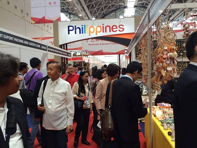 China Asean Expo (CAEXPO) visitors check out the Philippine trade delegation’s booth during last year’s CAEXPO at Nanning, Guangxi, China. (Citem.com.ph)