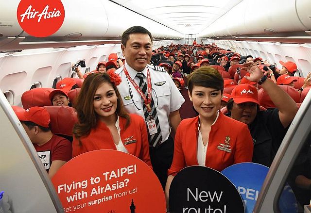 AirAsia Philippines CEO Dexter Commendador (center)