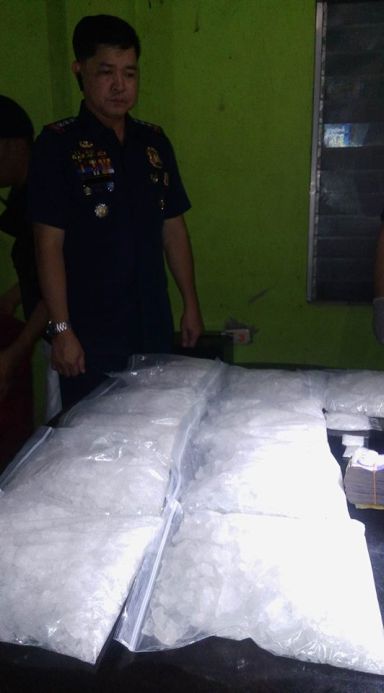 Senior Supt. Joel Doria, Cebu City Police Office director, checks out the 10 kilos shabu seized during an operation on Saturday night. (CDN PHOTO/LITO TECSON)