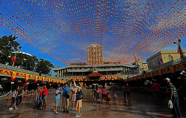 Tourists take photos of the Sto. Niño Basilica’s Pilgrim Center. Hotels are cashing in on the Cebu visitors here for the Fiesta Señor and the Sinulog celebrations. (CDN PHOTO/JUNJIE MENDOZA)