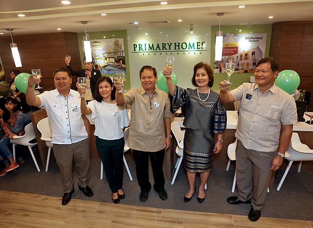 PRIMARY HOMES SM BRANCH/JAN.09,2017:(left to right) Ramero Espina VP Sales and Marketing PHI,Lilian Liu VP for Finance Primary Group of Builders,Stephen Charles Liu President PHI,Paulette Liu VP for HR Primary Group of Builders and William Christopher Liu Jr Chairman Primary Group of Builders toss for the opening of their SM Branch.(CDN PHOTO/LITO TECSON)
