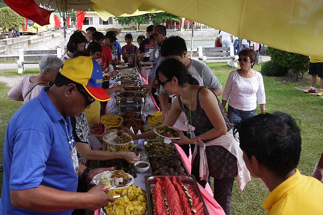 Suroy-Suroy Sugbo guests enjoy lunch  in Moalboal town  in southern Cebu during its 2015 caravan. (CDN PHOTO/CHRISTIAN MANINGO)