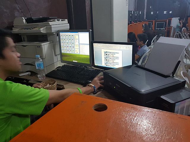 Authorities uncover inside one of the computers in an internet café in Colon Street the digital files of fake bills in P1,000, P500 and P200 denominations. (Photo courtesy of Cebu City Councilor Dave Tumulak)