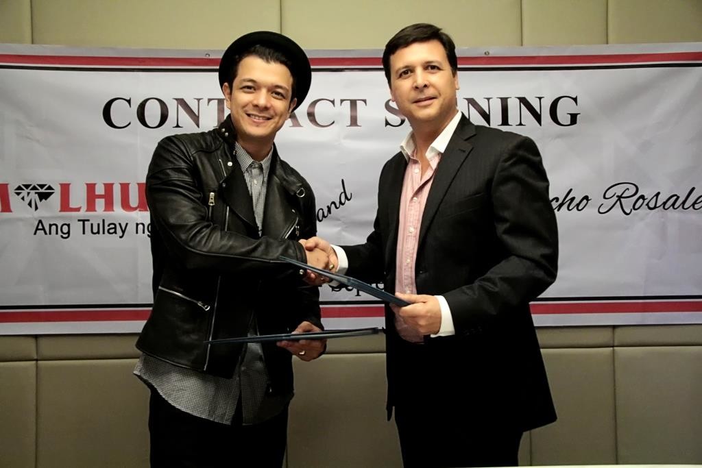 Jericho Rosales (left) and Michael Lhuillier, Executive Vice-President of M. Lhuillier Financial Services, Inc.
