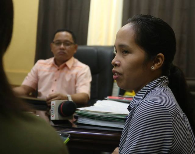 Regine Padernal, Operations Manager of Josh Internet cafe talks with Councilor Dave Tumulak on the alleged printing of fake money. (CDN PHOTO / LITO TECSON)