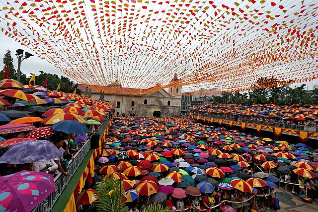 Hundreds of devotees including students did not mind the rain and terrorist threats as they as attended the afternoon mass (CDN PHOTO/JUNJIE MENDOZA)
