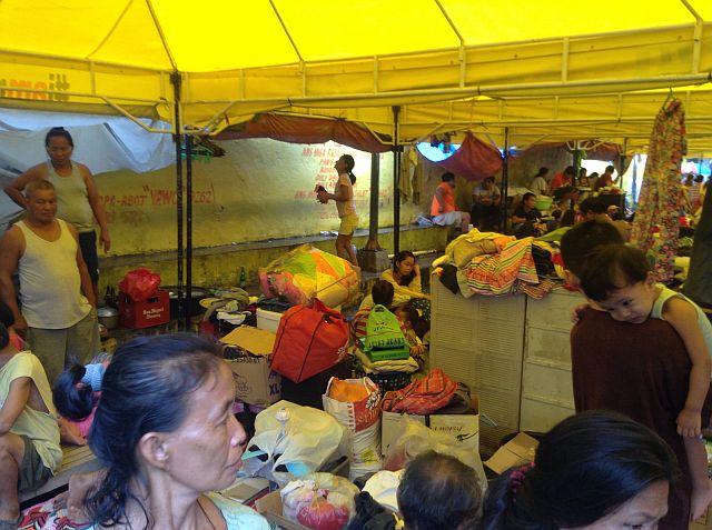 Fire victims feel cramped in the small basketball court set aside as temporary shelter for them in Sitio Sto. Nino, Barangay Guizo. (CDN PHOTO/DOMINIC YASAY). 