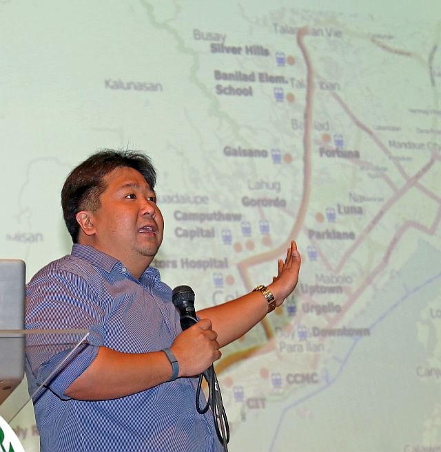BRT project chief Rafael Yap shows the proposed route during a forum in this Jan. 21, 2016 file photo.