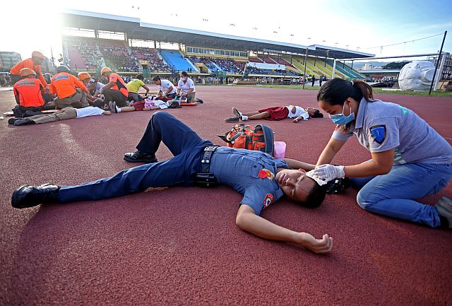 Members of the Philippine National Police (PNP) hold a dry run and simulation exercise at the Cebu City Sports Center on Wednesday to practice  security measures which will be implemented during the weeklong Sinulog celebrations. The provincial government has donated P3 million to help  Sinulog Foundation Inc. with its expenses. (CDN PHOTO/LITO TECSON). 