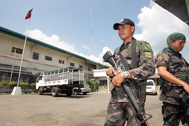 Elite policemen were called on to augment security at the Cebu Provincial Detention and Rehabilitation Center (CPDRC) amid reports that a group was poised to spring out confessed drug lord Alvaro “Barok” Alvaro and that contraband continues to slip inside the province-run jail.  The 20 members of the Provincial Public Safety Company (PPSC) of  the Cebu Provincial Police Office (CPPO) were stationed at CPDRC last August as the jail heightened its security status with movements of prisoners closely monitored. (CDN PHOTO/TONEE DESPOJO).