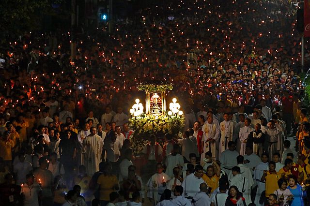  Devotees carry their own Sto. Niño image during the “Walk with Jesus” dawn procession from Fuente Osmeña rotunda to the Basilica del Sto. Niño for the first of the novena Masses in  honor of Cebu’s patron, the Señor Sto. Niño, whose feast is celebrated through the Sinulog Festival, which  will culminate in a grand parade on January 15. (CDN PHOTO/JUNJIE MENDOZA)