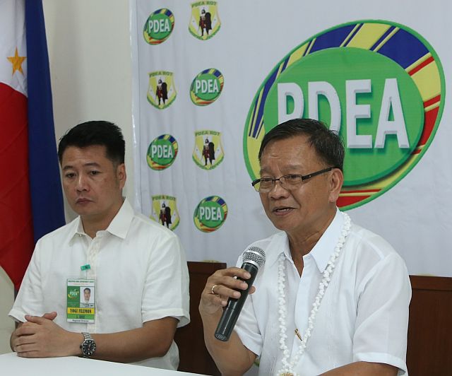 PDEA-7 Regional Director Yogi Felimon Ruiz (left) received a Plaque of Recognition from PDEA Director General Isdro Lapeñas (right) during his visit in Cebu City. (CDN PHOTO/LITO TECSON)