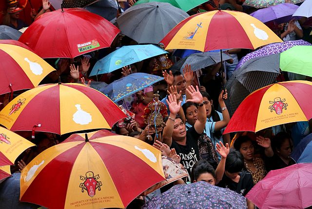 Hundreds of devotees are unmindful of the rain as they attend an afternoon Mass at the Basilica Minore del Sto. Niño. (CDN PHOTO/JUNJIE MENDOZA). 
