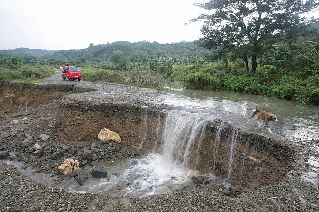 Damaged road of brgy Carmen Toledo City after heavy raing brought by typhoon Auring. (CDN PHOTO/TONEE DESPOJO)
