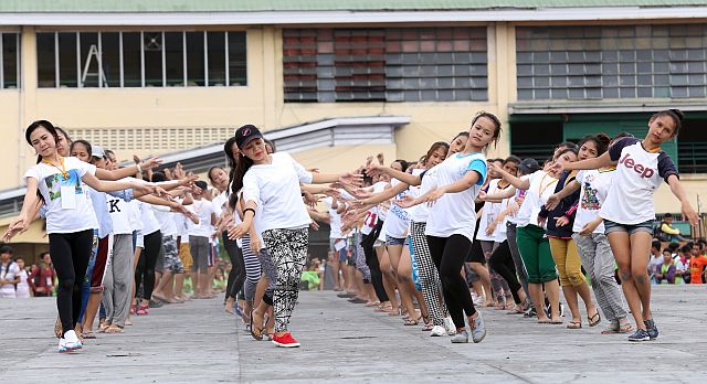  Sinulog dancers from Tangub City are focused on  perfecting their dance routine during a three-hour practice at the Cebu Sports Center Sinulog stage on Thursday, Jan. 12, 2017. (CDN PHOTO/JUNJIE MENDOZA)