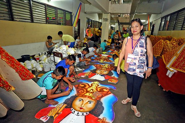  Minda Regis, Lanao del Norte provincial tourism officer, checks on the making of the props of their contingent for the Sinulog Grand Parade at the Abellana National School. (CDN PHOTO/JUNJIE MENDOZA). 