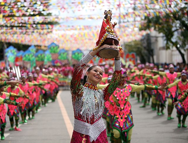 Sinulog grand Mardi Gras. Clockwise: Gerhicka Carcueva leads other dancers of Tribu Ginatilan as they perform along Mango Avenue, Cebu City. (CDN PHOTO/ LITO TECSON)