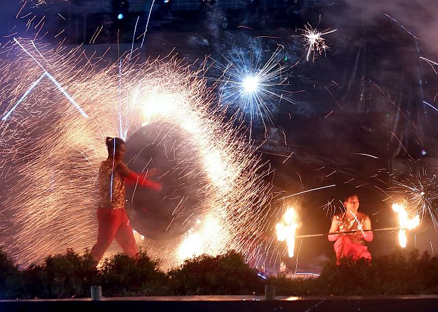  Fire dancers give the Sinulog Grand Parade spectators at the CCSC a spectacular fire dancing performance on Jan. 15, 2017. (CDN PHOTO/JUNJIE MEDOZA)