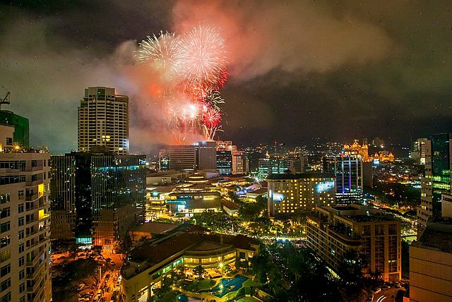 A fireworks display lights up the night sky at the Ayala Business Park, a few hours after the close of the Sinulog Grand Parade on Jan. 15, 2017. Earlier at the Cebu City Sports Center. (CDN PHOTO/TONEE DESPOJO)