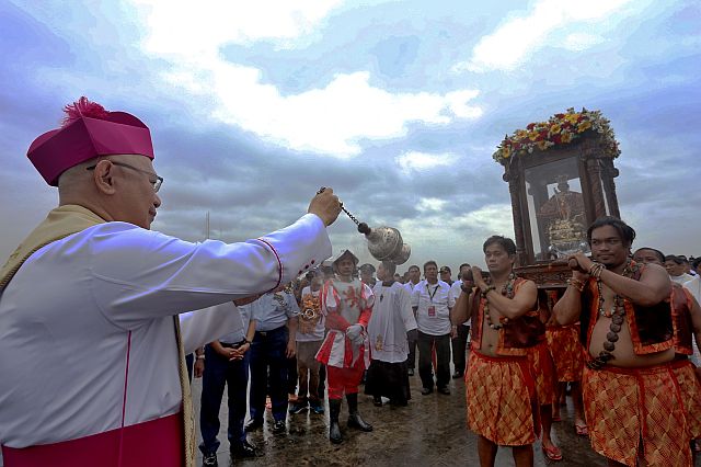 Cebu Archbishop Jose Palma blesses the images of the Santo Niño and his mother Our Lady of Guadalupe after their arrival at Pier 1, Cebu, which followed the fluvial procession in the morning of Saturday, Jan. 14, 2017. (CDN PHOTO/JUNJIE MENDOZA)