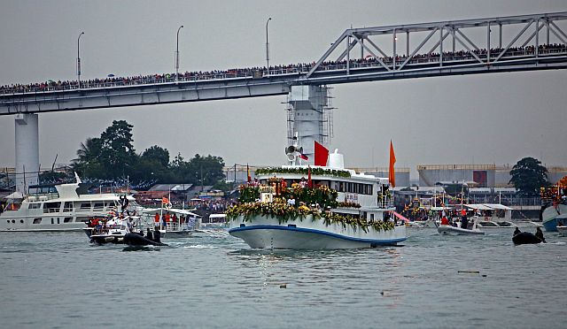The “galleon” that carries the image of  the Señor  Santo  Niño ride leads the vessels  that   pass under the Marcelo Fernan Bridge, which links mainland Cebu to Mactan Island,  during the Sinulog Festival’s fluvial procession along Mactan Channel on Jan. 14, 2017. (CDN PHOTO/LITO TECSON)