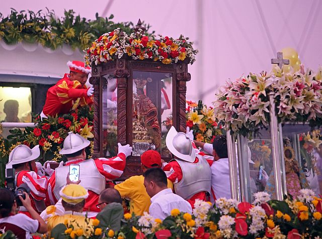The image of the Señor Santo Niño is being loaded to a  “galleon” for the Mactan Channel fluvial procession on Jan. 14, 2017. (CDN PHOTO/LITO TECSON)