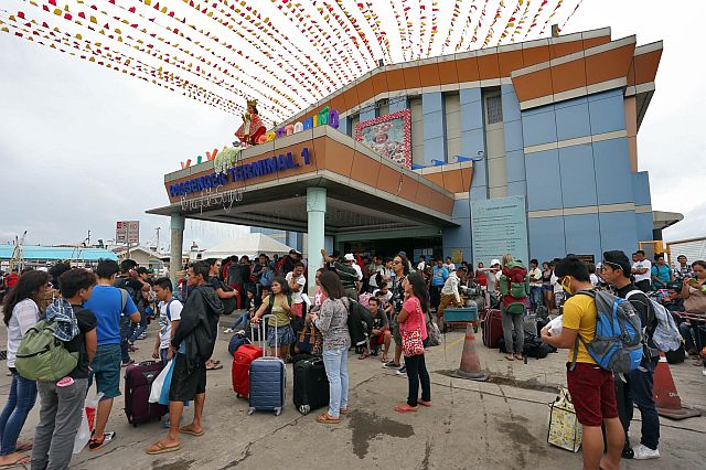 Hundreds of passengers are left stranded at Cebu City’s Pier 1 after the Philippine Coast Guard Cebu station barred travel for ships weighing below 250 gross tons after a gale warning from Pagasa Mactan. (CDN PHOTOS/JUNJIE MENDOZA)