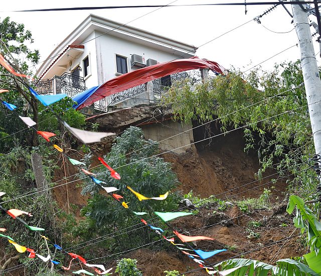 A large volume of soil collapsed under the house of the Castello family after a landslide buried 12 jeepneys in Sitio Garahe, Upper Barangay Busay, Cebu City. (CDN PHOTO/JUNJIE MENDOZA)
