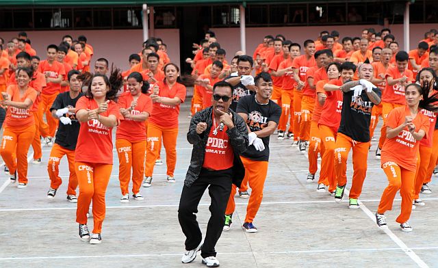 CPDRC inmates dance to the tune of Psy’s “Oppa Gangnam Style” at the jail quadrangle. (CDN FILE PHOTO)