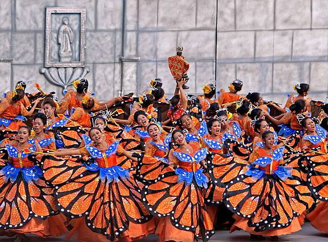 Sinanduloy Cultural Troupe of Tangub City performs during the Sinulog 2015. (CDN FILE PHOTO)