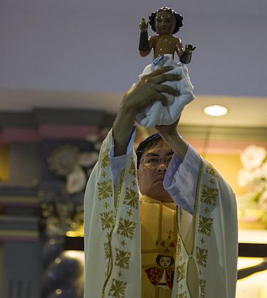Fr. Pacifico “Jun” Nohara, rector of the Basilica Minore del Santo Niño, presents to the people the image Santo  Niño, which is stripped of its vestments during the annual “Hubo” at the Pilgrim Center. (CDN PHOTO/CHRISTIAN MANINGO)  